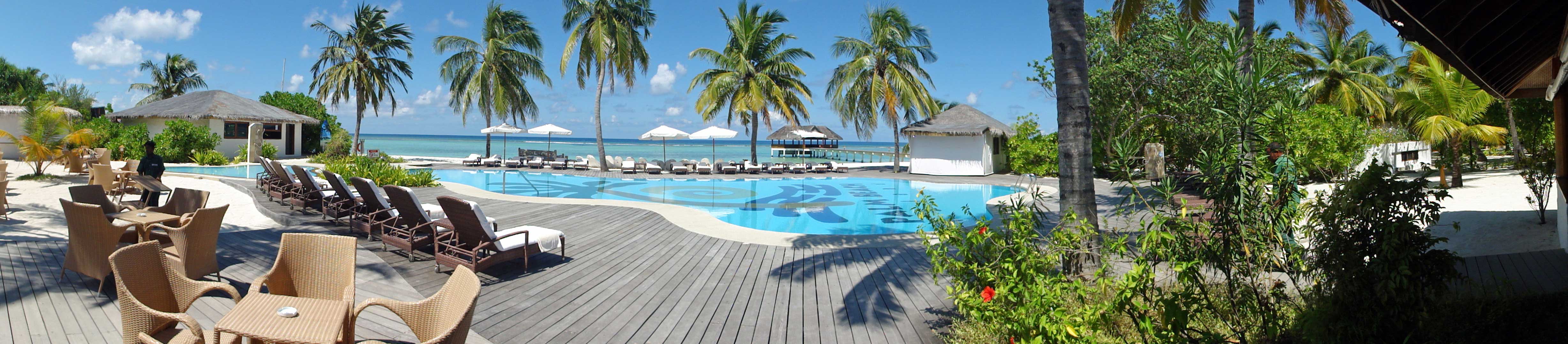viaggio di nozze Maldive: la piscina del resort