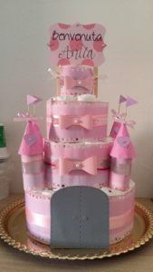 torta di pannolini a forma di castello per bambina