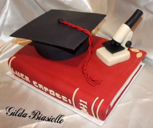 torta di laurea a forma di libro